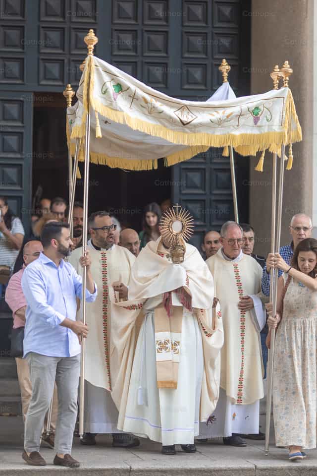 Sacerdote con el Santísimo Sacramento en procesión - Banco de imágenes católicas - Fotografía por Yandry Fernández Perdomo