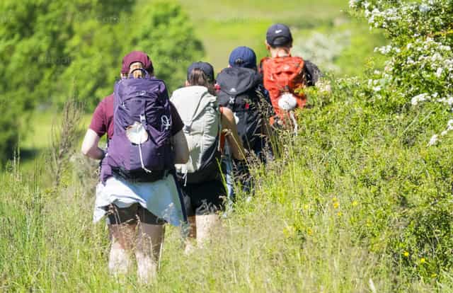 Peregrinos en el Camino de Santiago de Compostela - Banco de imágenes católicas - Fotografía por Joan Sutter