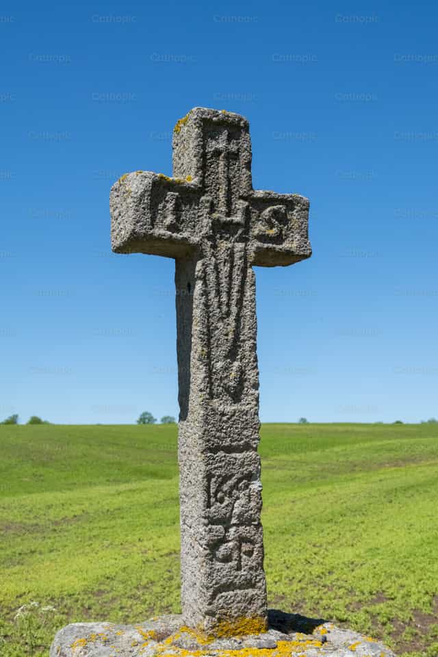 Cruz cristiana al borde de la carretera - Banco de imágenes católicas - Fotografía por Joan Sutter