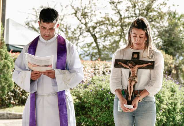 Predica en el víacrucis - Banco de imágenes católicas - Fotografía por Carolina BR