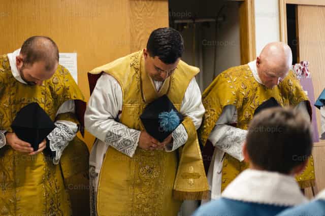 Los sacerdotes se inclinan - Banco de imágenes católicas - Fotografía por Carlos Sierra