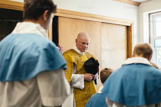 Prêtre et servants d’autel - Images catholiques de stock - Photo de Carlos Sierra