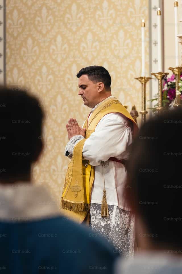Sacerdote orando en el altar - Banco de imágenes católicas - Fotografía por Carlos Sierra