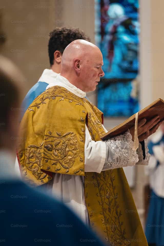 El subdiácono canta la epístola - Banco de imágenes católicas - Fotografía por Carlos Sierra