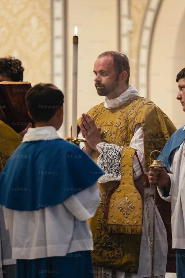 El diácono reza el Evangelio - Banco de imágenes católicas - Fotografía por Carlos Sierra