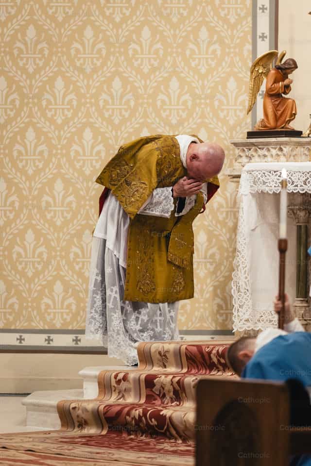 El subdiácono reza el Confiteor - Banco de imágenes católicas - Fotografía por Carlos Sierra