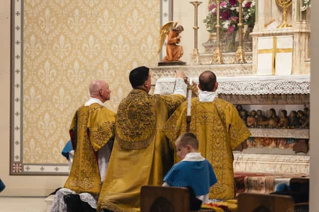 El sacerdote inciensa el Santísimo Sacramento - Banco de imágenes católicas - Fotografía por Carlos Sierra