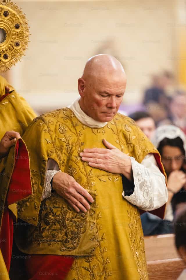 Le sous-diacre tient le voile huméral - Images catholiques de stock