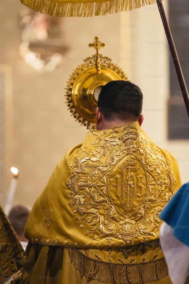 Le prêtre tient le Saint-Sacrement - Images catholiques de stock