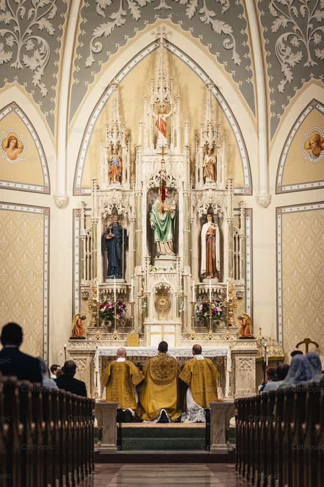 Le prêtre encense le Saint Sacrement - Images catholiques de stock