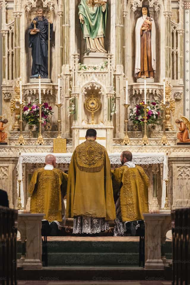 El sacerdote reza - Banco de imágenes católicas