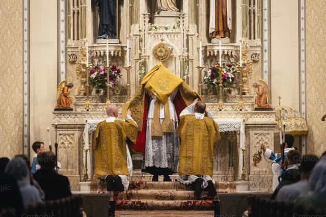 Bendición del Santísimo Sacramento - Banco de imágenes católicas