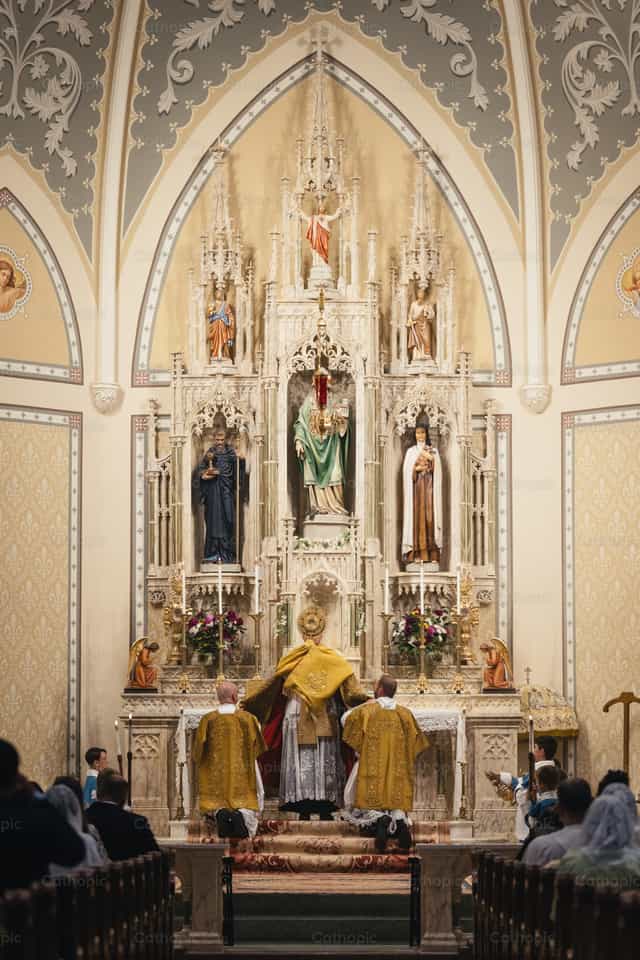Bendición del Santísimo Sacramento - Banco de imágenes católicas