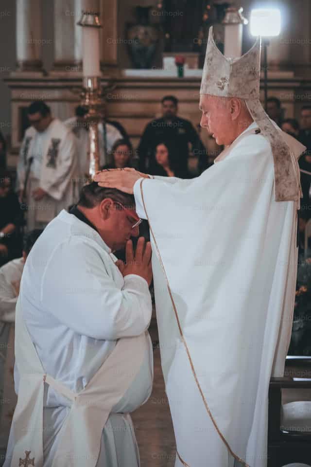Orden Sacerdotal - Banco de imágenes católicas