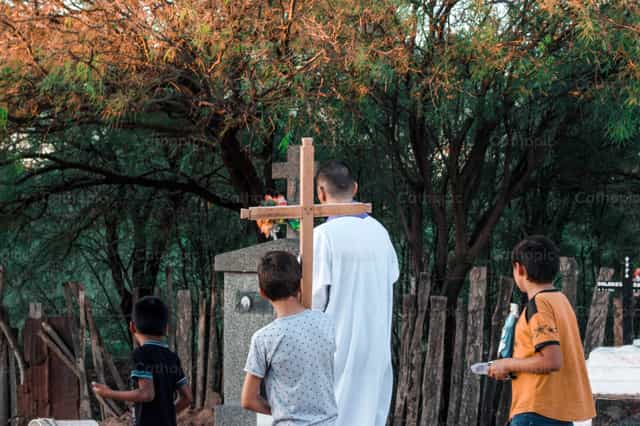 Bendicion en el Cementerio - Banco de imágenes católicas