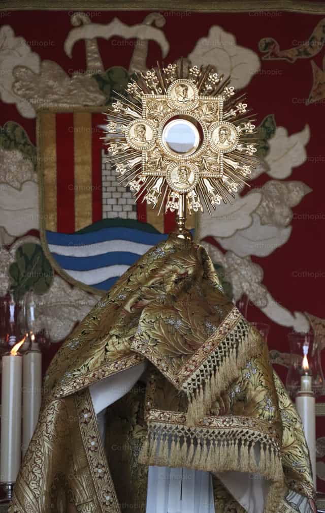 Pagpapala: Pagpapala sa Banal na Sakramento sa Torreciudad - Mga Catholic stock image - Larawan ni Rodrigo De Miguel