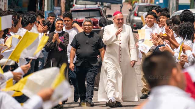 Nuncio Luigi Roberto Cona - Banco de imágenes católicas
