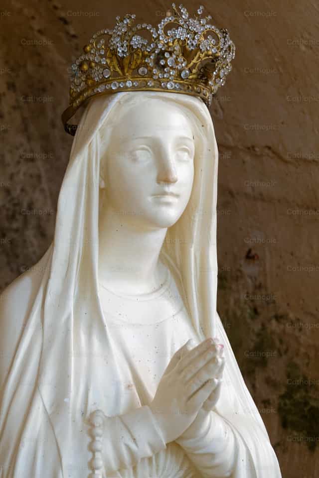Virgen María rezando - Banco de imágenes católicas - Fotografía por Joan Sutter
