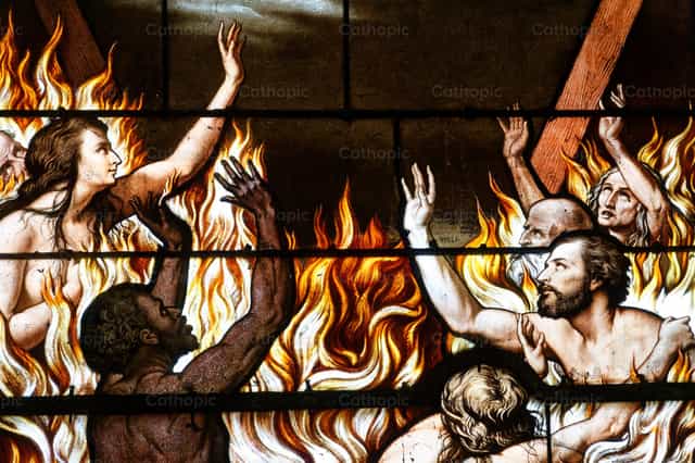 Almas en el fuego del purgatorio - Banco de imágenes católicas - Fotografía por Joan Sutter