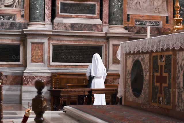 Religiosa rezando - Banco de imágenes católicas - Fotografía por encaminados vamos