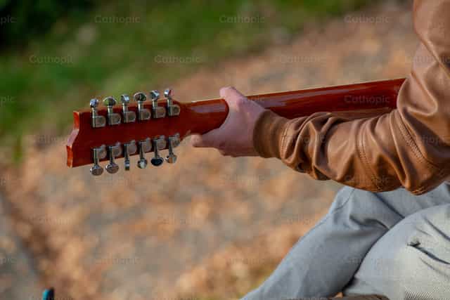 Mano tocando la guitarra - Banco de imágenes católicas - Fotografía por Pierluigi Palazzi