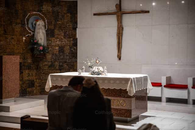 Novios orando ante Jesús sacramentado - Banco de imágenes católicas - Fotografía por Antonio Díaz