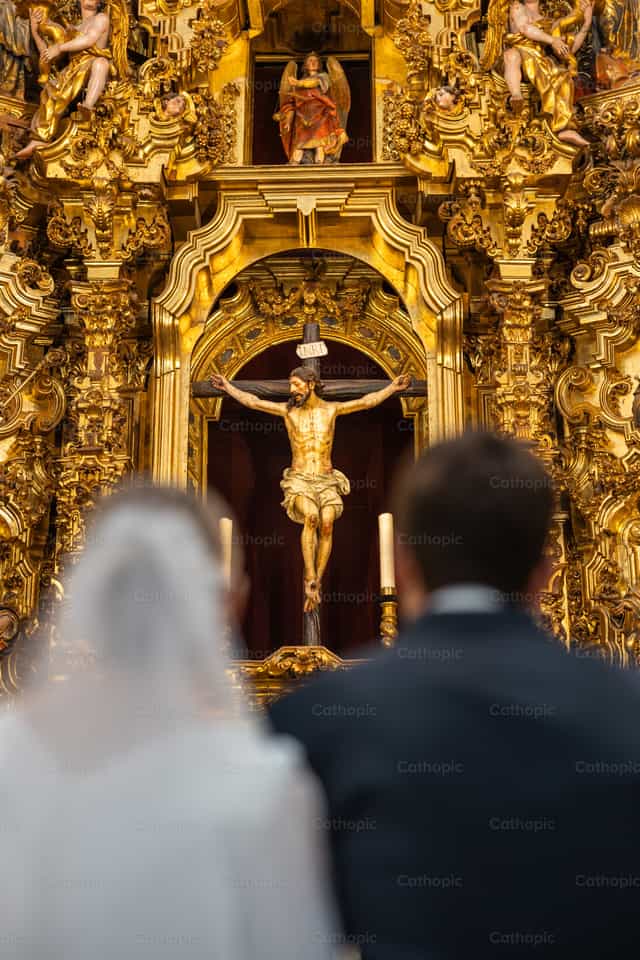 Novios ante Jesús crucificado - Banco de imágenes católicas
