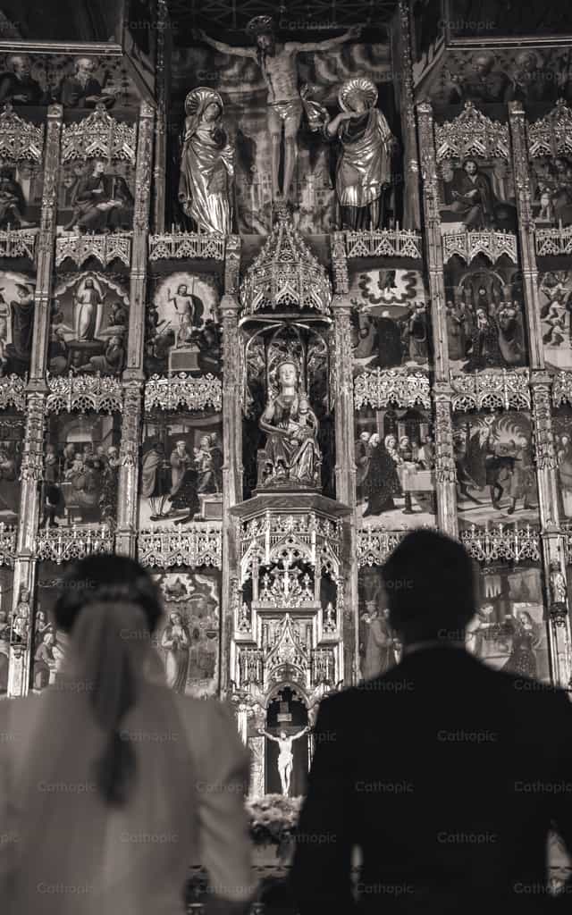 Novios ante retablo - Banco de imágenes católicas