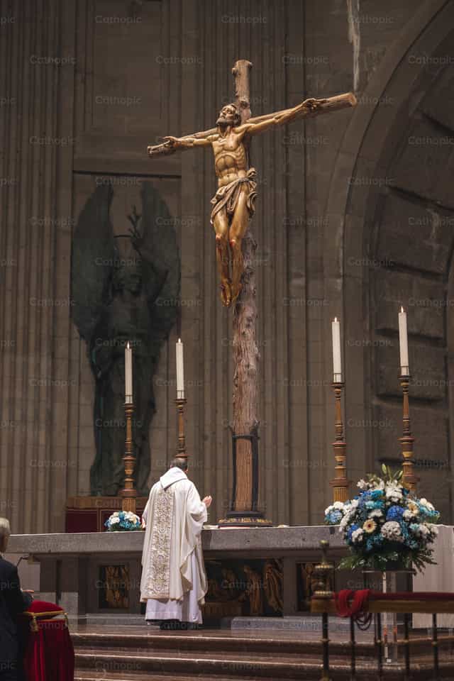 Jesús crucificado en la Santa Misa - Banco de imágenes católicas