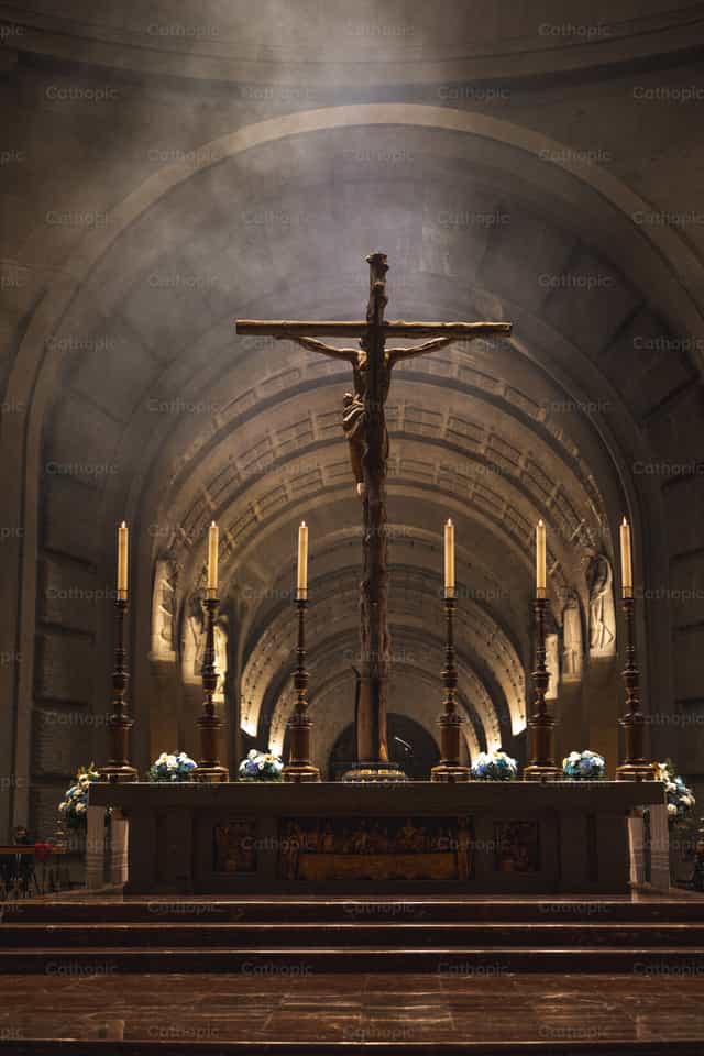 Altar con incienso - Banco de imágenes católicas