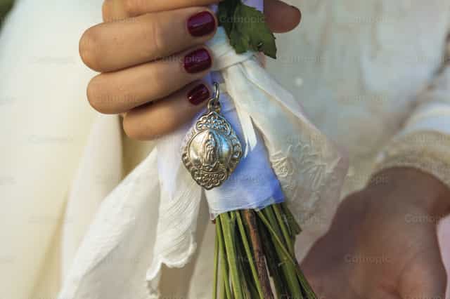 Medalla de la Virgen en ramo de novia - Banco de imágenes católicas