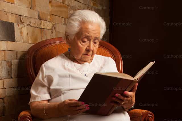 Abuelita Isabel Leyendo - Banco de imágenes católicas - Fotografía por Clina CG
