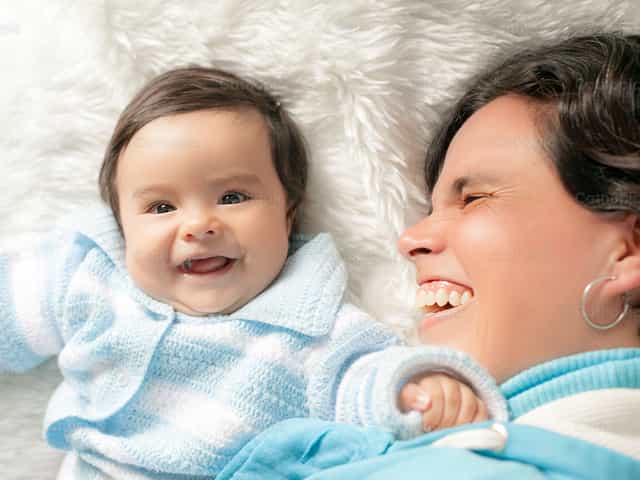 Bebé y mamá felices - Banco de imágenes católicas - Fotografía por Clina CG