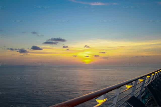 Atardecer en alta mar - Banco de imágenes católicas - Fotografía por Clina CG