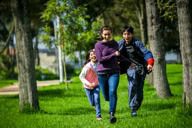 Anyák és gyerekek futnak - Katolikus stockképek