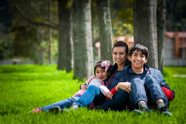 familia monoparental - Madre e hijos sentados - Banco de imágenes católicas - Fotografía por Clina CG