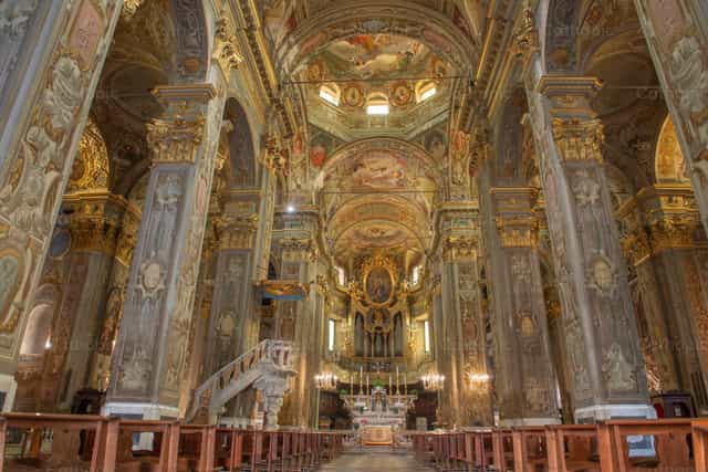 Nave central da basílica de Finalborgo - Imagens católicas de stock - Foto de Pierluigi Palazzi