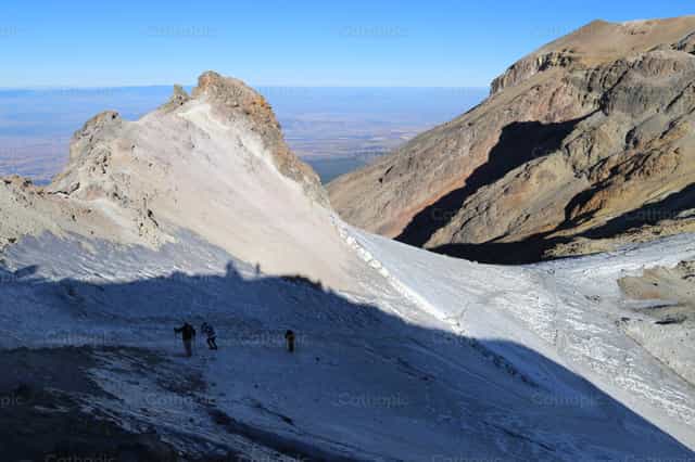 Gente escalando la montaña - Banco de imágenes católicas - Fotografía por Pablo Meza