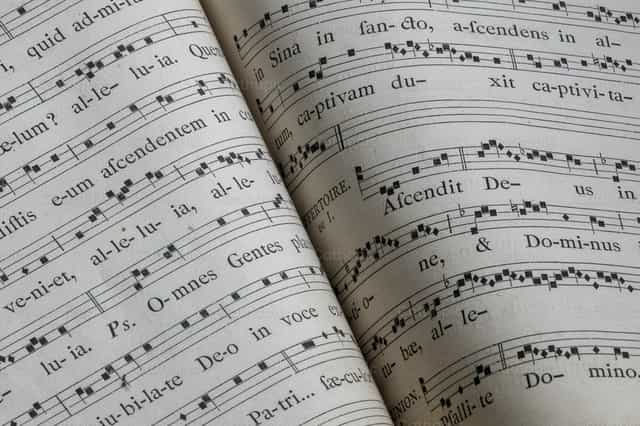 Canto liturgico - Banco de imágenes católicas - Fotografía por Joan Sutter
