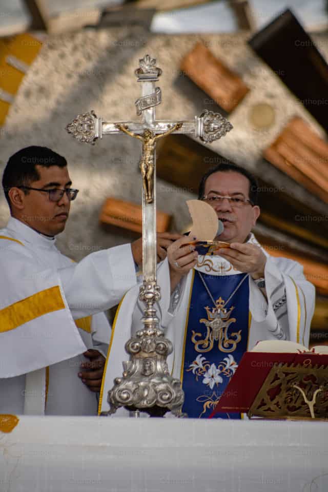 Bischof beim Brechen des Brotes - Katholische Stockfotos - Foto von Andrés José Barbera Zambrano