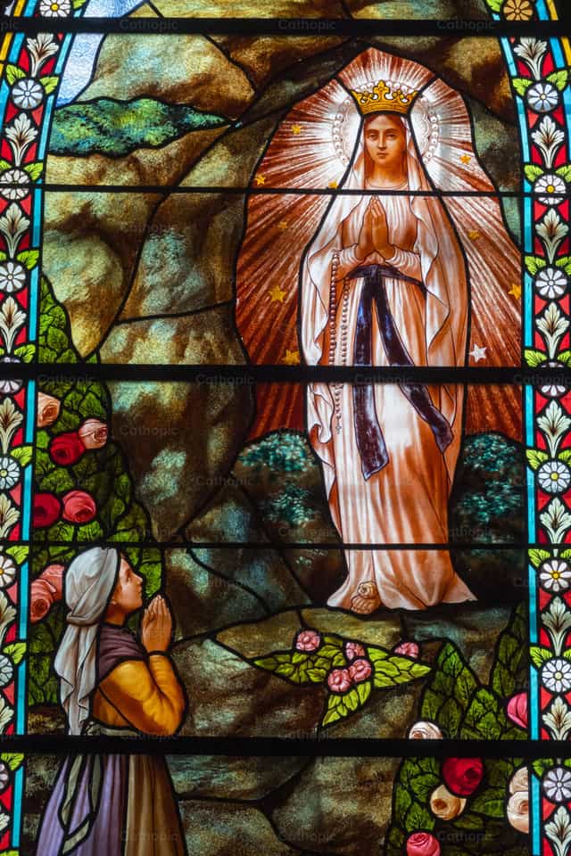 Nuestra Señora de Lourdes - Banco de imágenes católicas - Fotografía por Joan Sutter