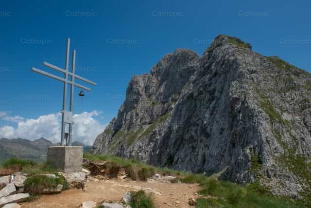 Cruz en la cima de la montaña - Banco de imágenes católicas - Fotografía por Pierluigi Palazzi