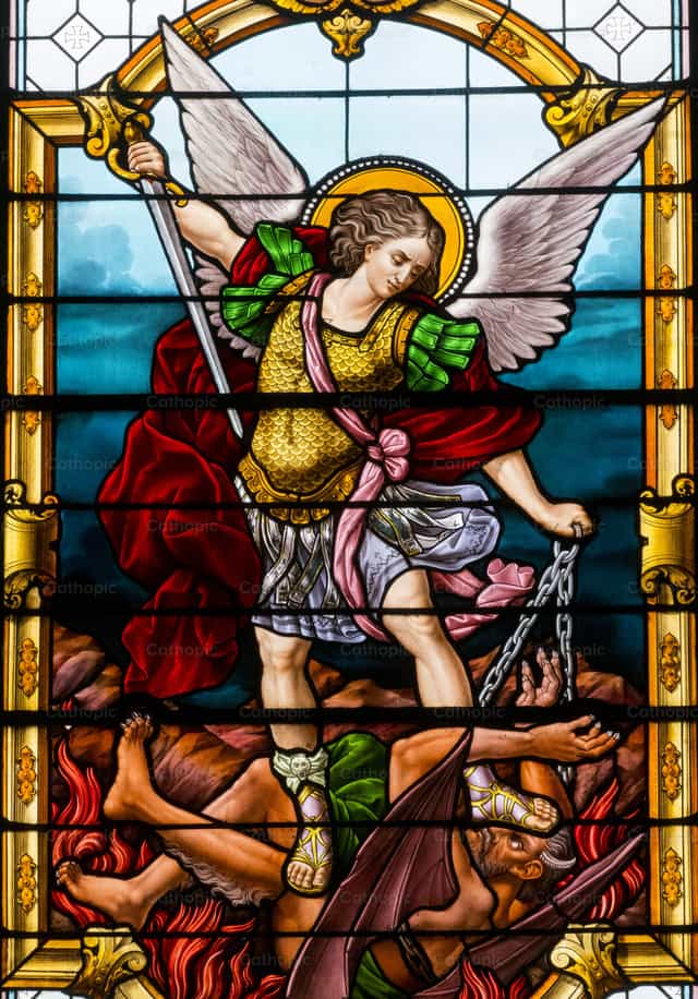 Sint-Michiel die een demon doodt - Katholieke stockfoto's - Foto door Joan Sutter