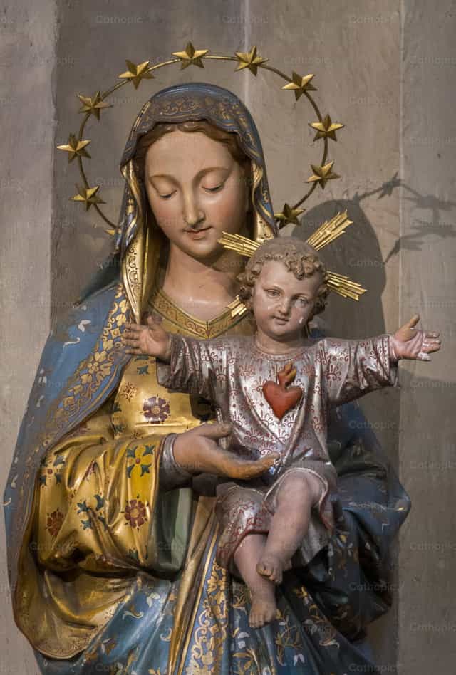 María con el Niño Jesús en brazos - Banco de imágenes católicas - Fotografía por Joan Sutter