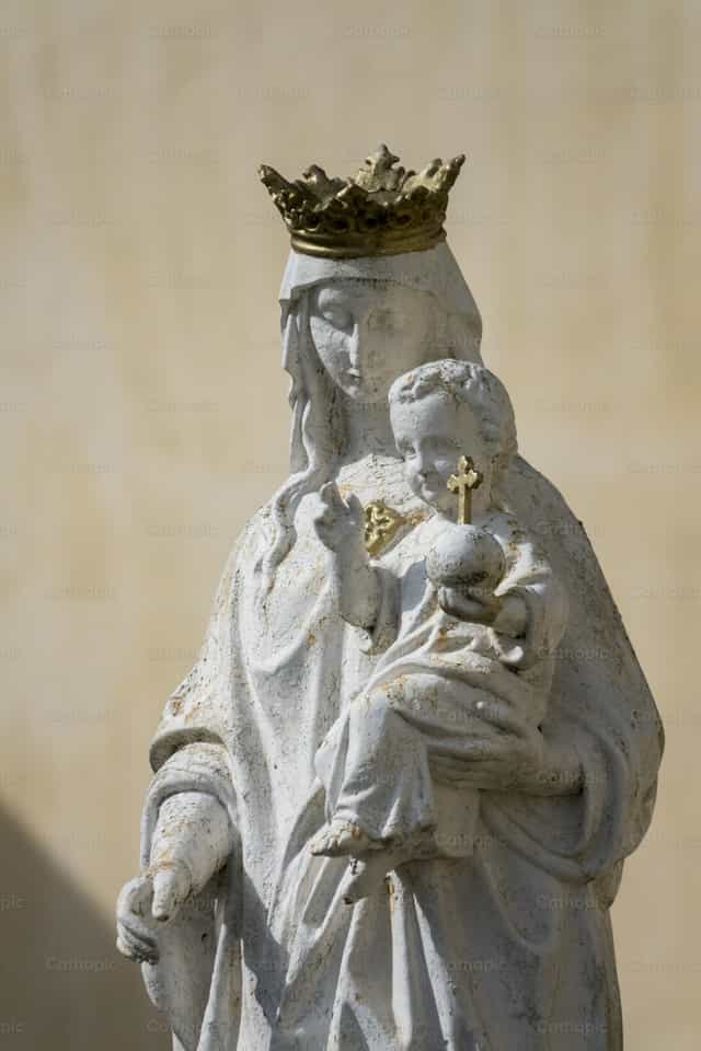 María con el niño Jesucristo en brazos - Banco de imágenes católicas - Fotografía por Joan Sutter
