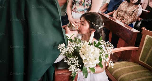 Primera comunión - recibiendo la sangre de Cristo - Banco de imágenes católicas - Fotografía por Carolina BR