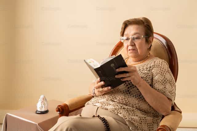 Grandmother Estudio bíblico - Banco de imágenes católicas - Fotografía por Clina CG