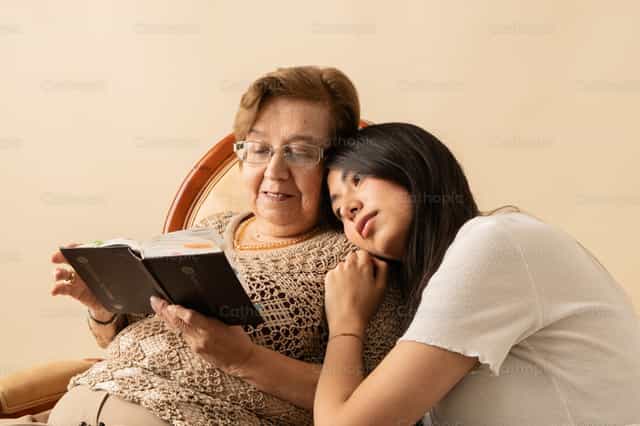 Abuelita y nieta leyendo la biblia - Banco de imágenes católicas - Fotografía por Clina CG