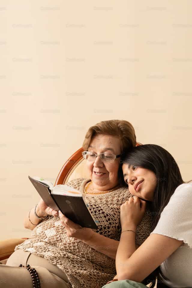 Abuelita y nieta leyendo la biblia - Banco de imágenes católicas - Fotografía por Clina CG