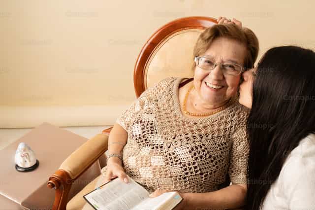 Abuelita y nieta compartiendo - unión familiar - Banco de imágenes católicas
